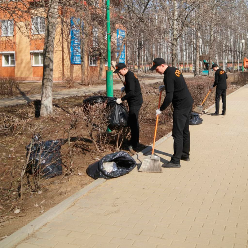 Уборка листьев в Костроме